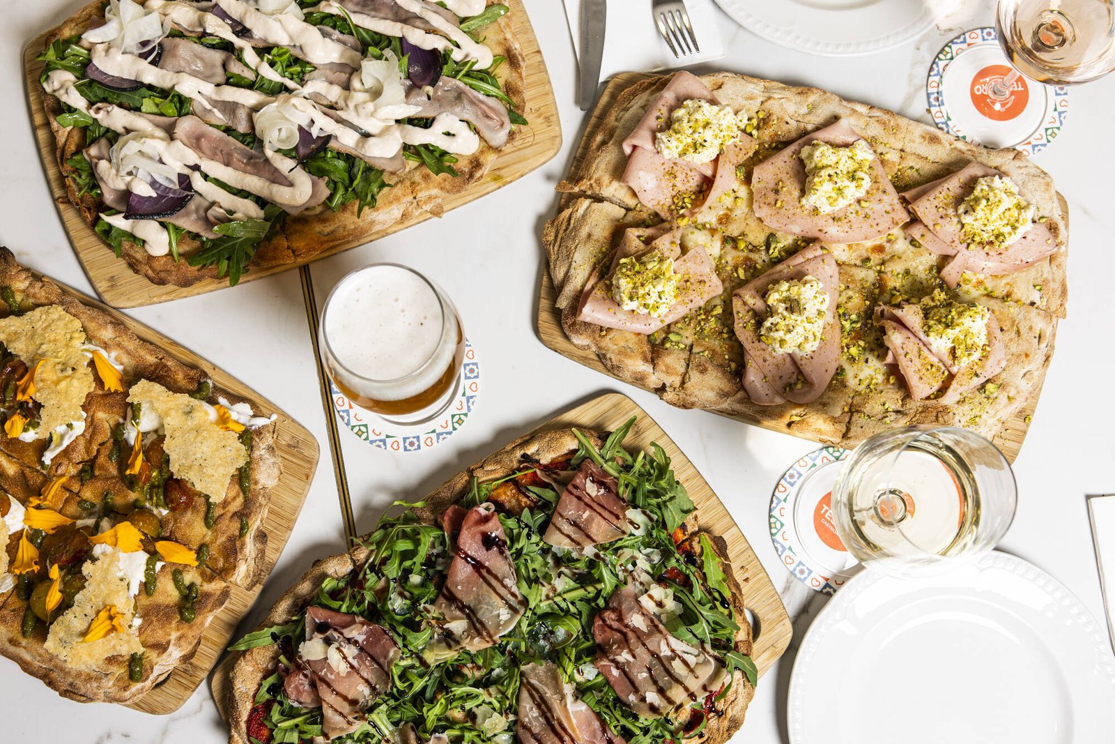 Tesoro pinsa and drinks on the table